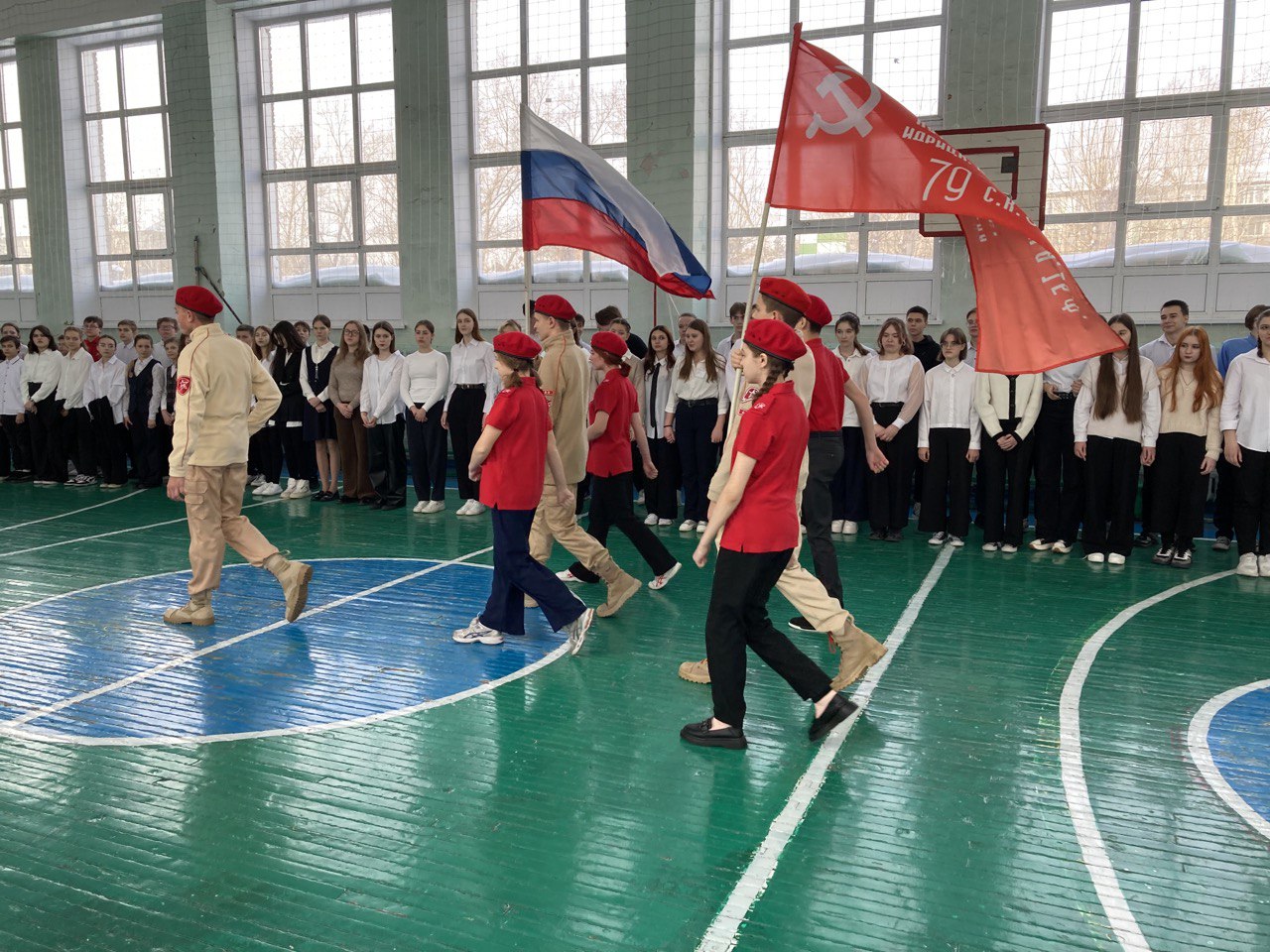 Торжественная линейка, посвященная Сталинградской битве.