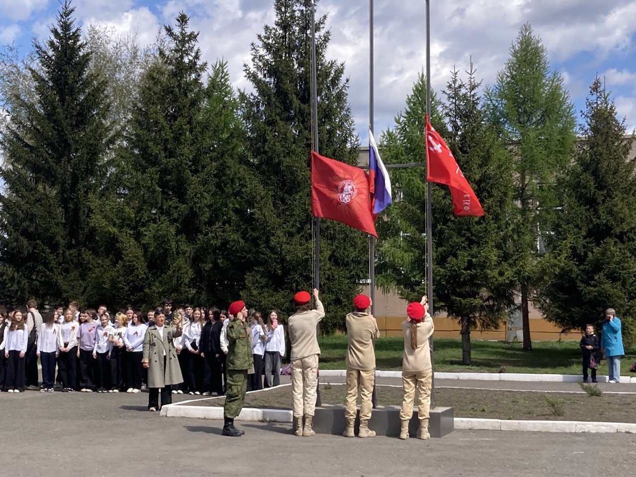 Торжественная линейка, приуроченная к 80-й годовщине Победы в Великой Отечественной войне.