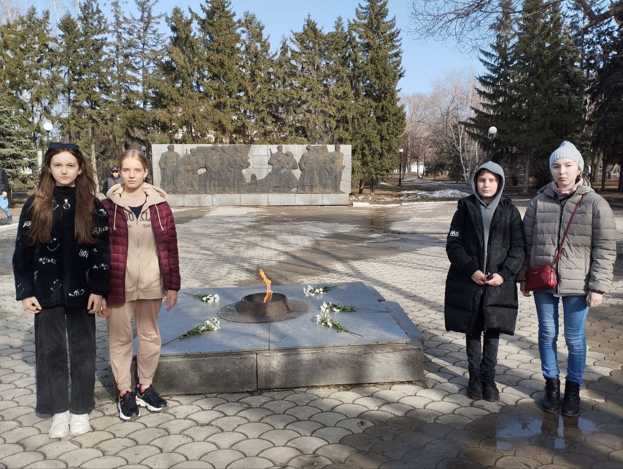 Военно - патриотический фильм и Вахта Памяти у Вечного огня славы.