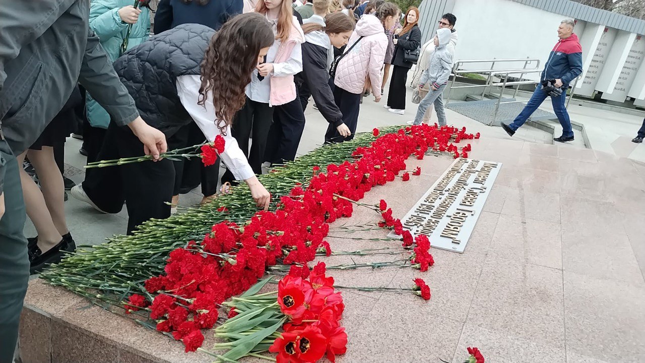 Церемония возложения цветов к монументу &amp;quot;Слава героям&amp;quot;.