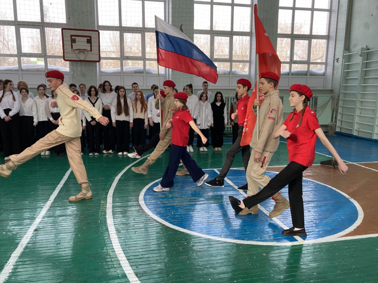 Торжественная линейка, посвященная Сталинградской битве.